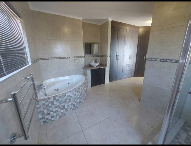 4 BEDROOM HOUSE FOR SALE IN COUNTRY CLUB